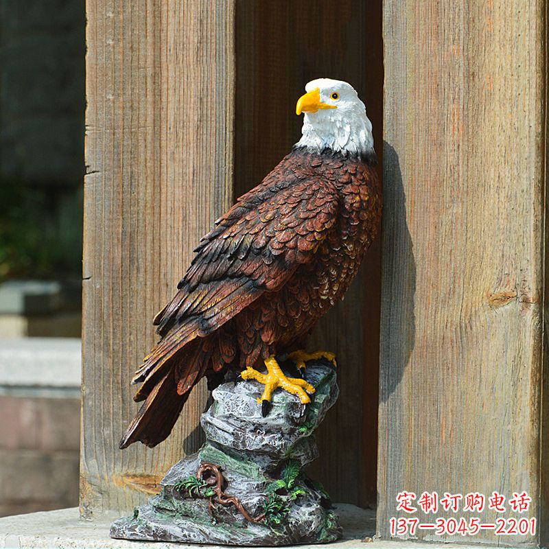 盐城玻璃钢老鹰雕塑——传递自然之美