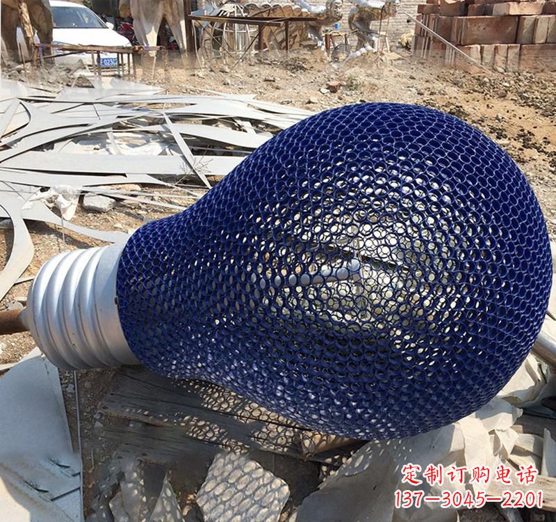 盐城不锈钢灯泡雕塑灯光下的美丽之美