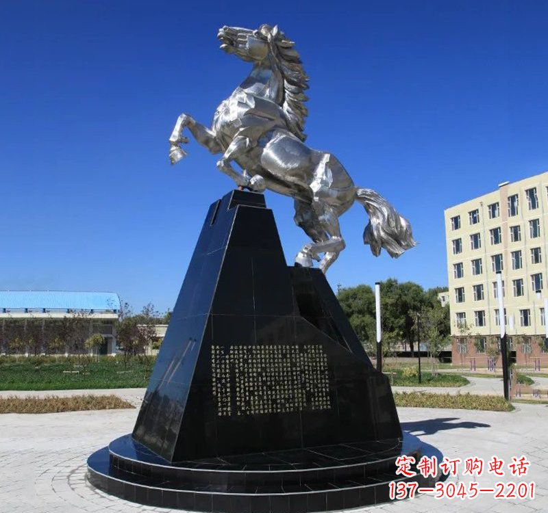 盐城不锈钢企业广场上的马雕塑