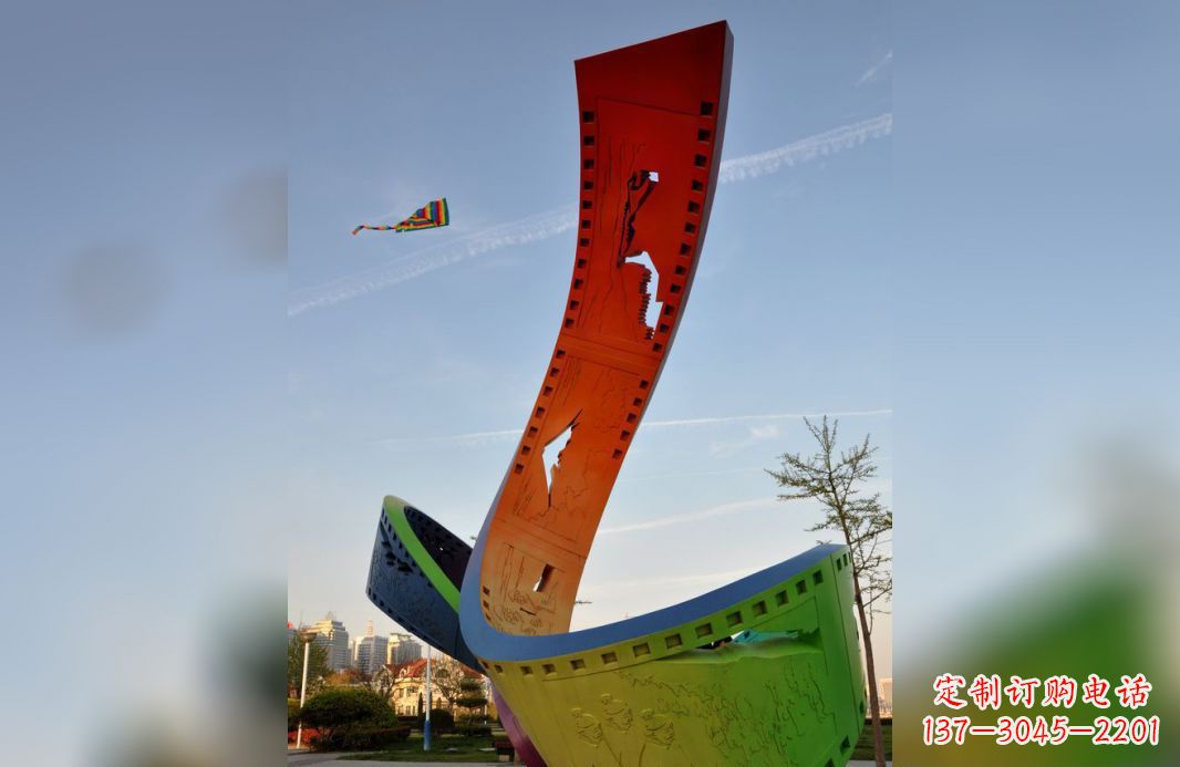 盐城不锈钢五彩胶卷广场雕塑——现代美学的象征