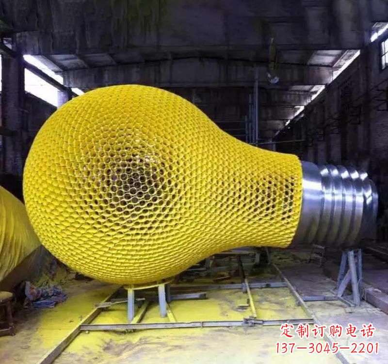 盐城不锈钢灯泡雕塑精美而又抢眼