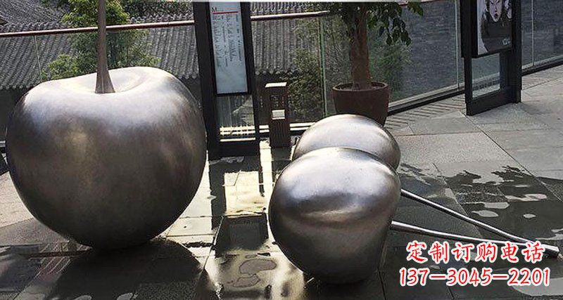 盐城樱桃雕塑点缀步行街美丽景观