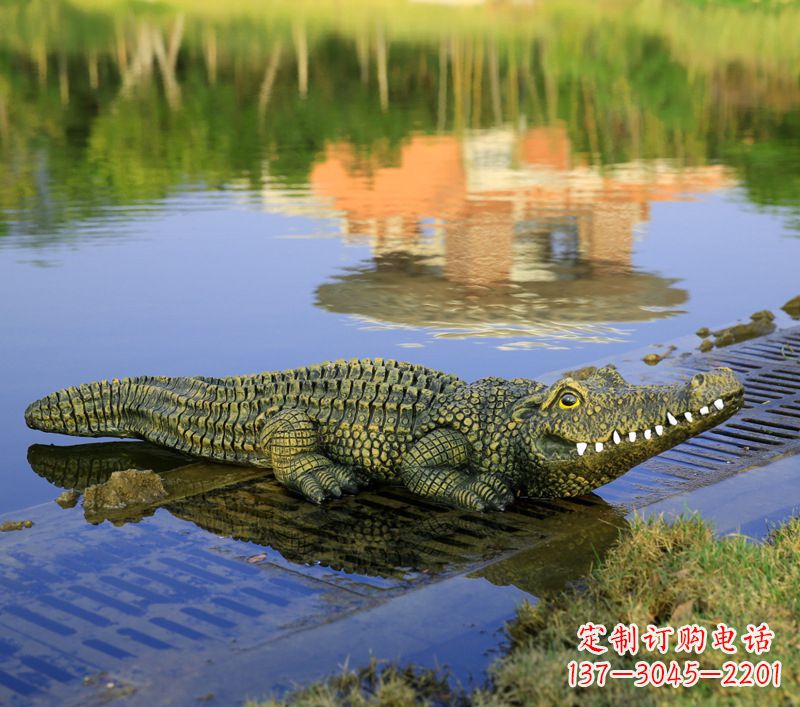 盐城池塘水池仿真大鳄鱼雕塑玻璃钢园林水景草丛动物摆件