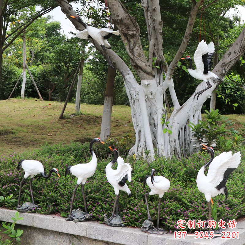 盐城池塘中的雕塑仙鹤