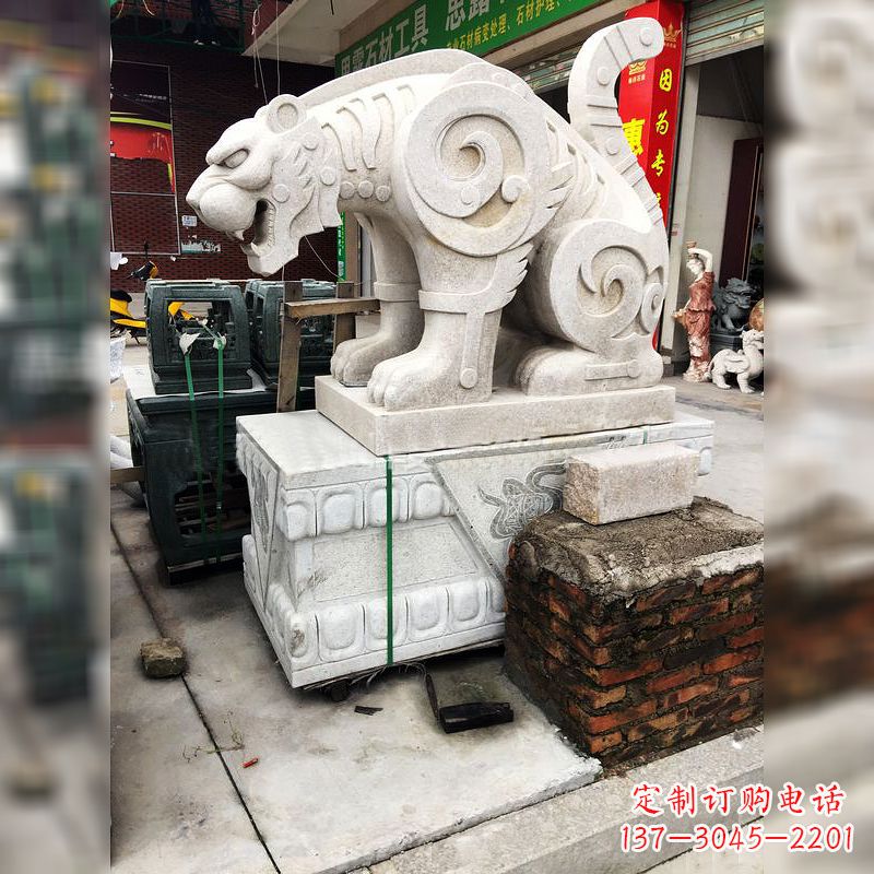 盐城大理石广场大门上的精美豹子雕塑