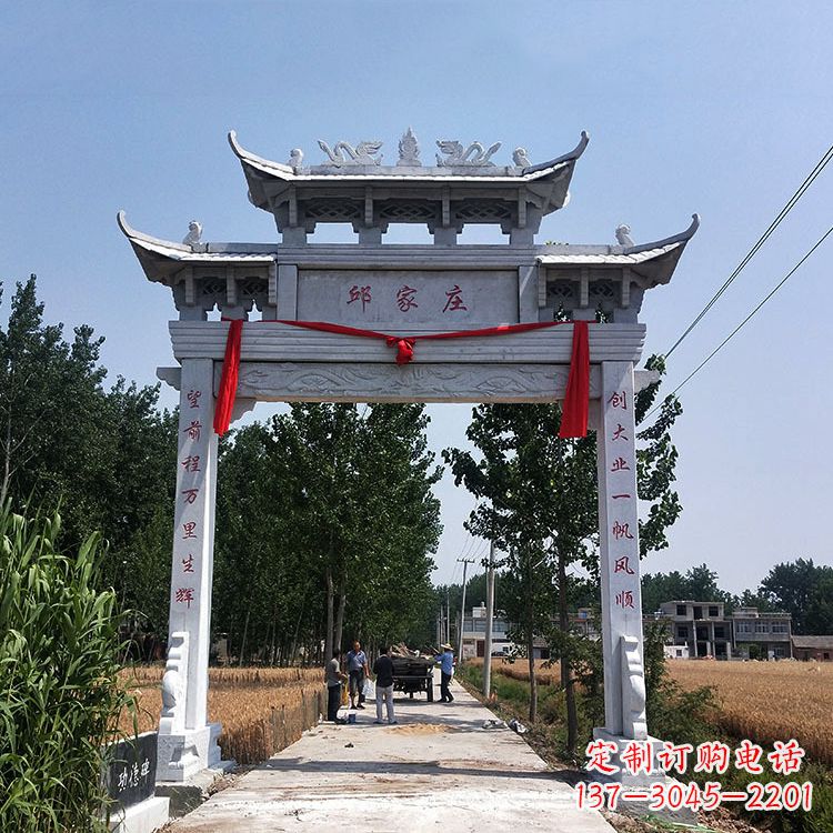 盐城古村落中的石牌坊雕塑