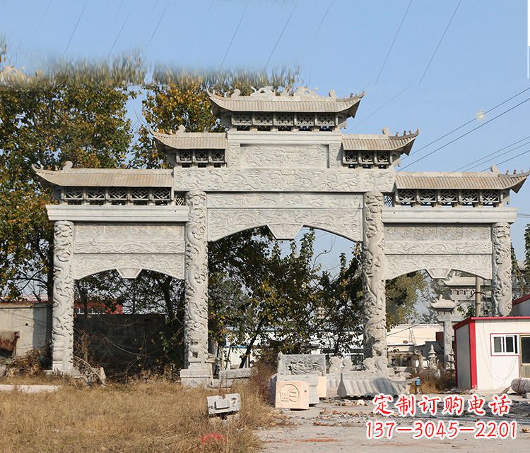 盐城村镇门口的石雕牌坊展现精湛工艺
