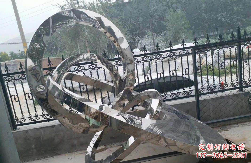 盐城宁静湖畔,圆环景观雕塑助公园璀璨