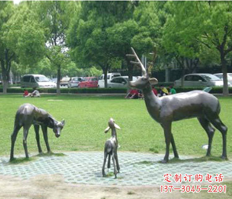 盐城梦幻般的雕塑——梅花鹿一家三口铜雕