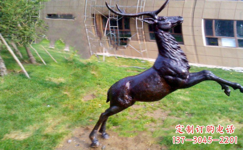 盐城公园跳跃的鹿动物铜雕