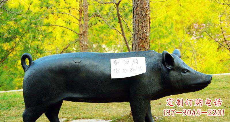 盐城优雅活泼的公园猪铜雕