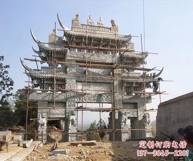 盐城石牌坊外东侧的龙凤雕塑