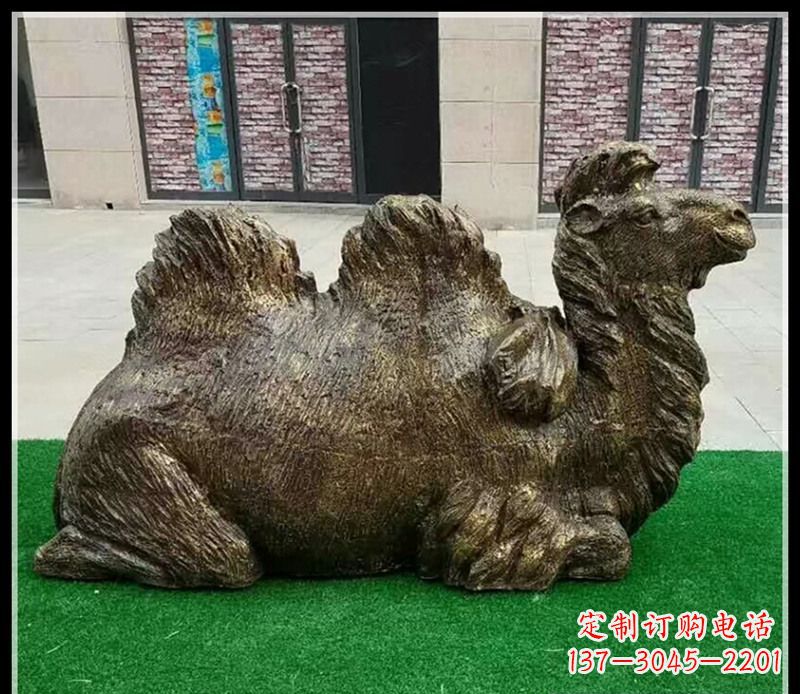 盐城卧在草地的骆驼铜雕