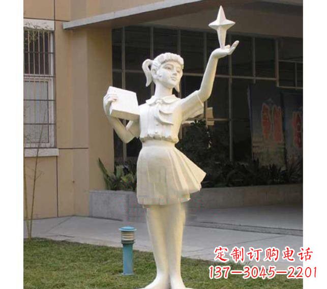 盐城校园拿书本的小学生石雕