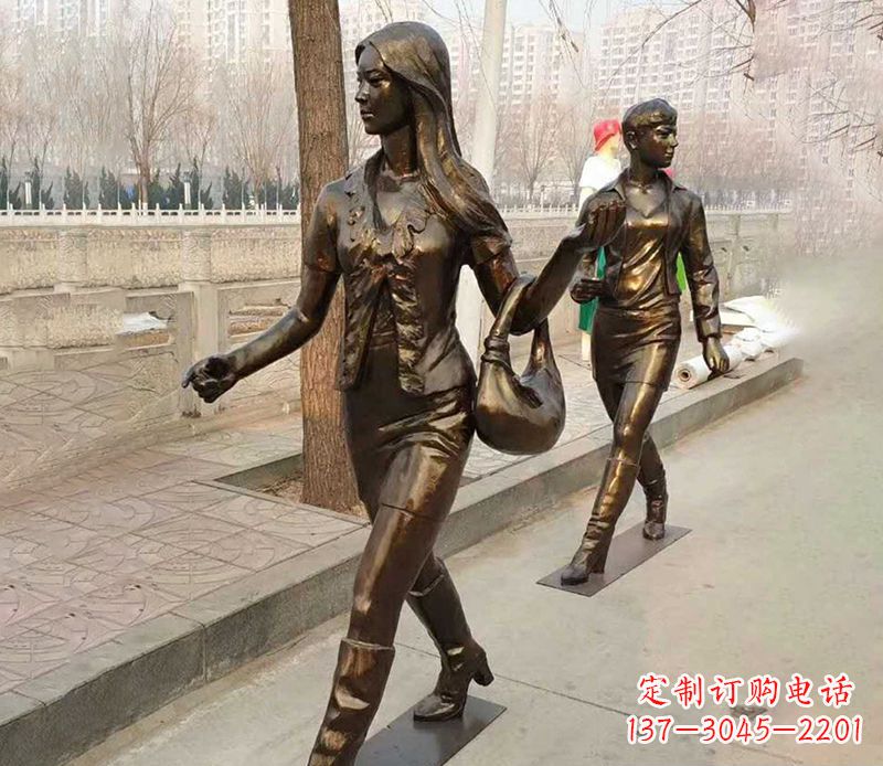 盐城行走的女人街边人物铜雕