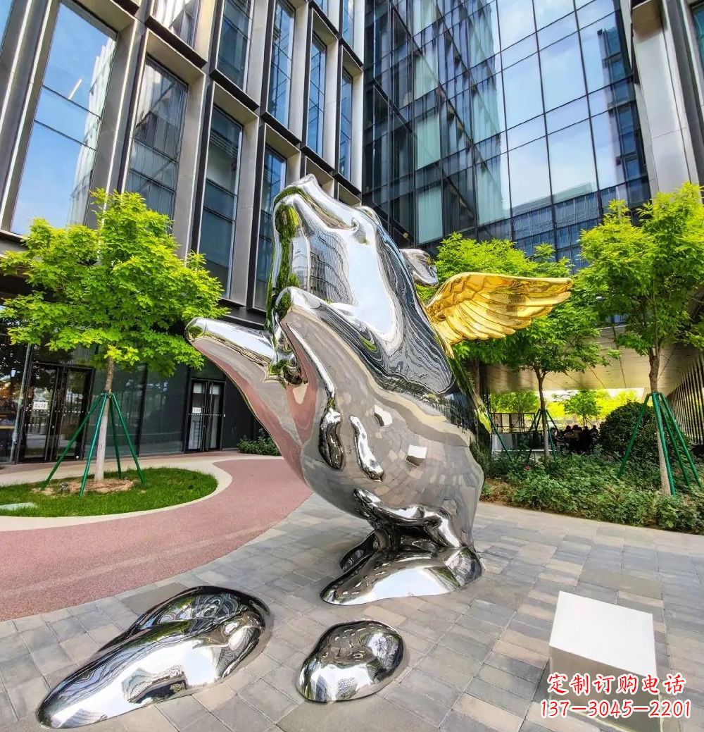 盐城猪雕塑-酒店门口一只带翅膀不锈钢镜面猪雕塑
